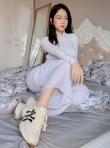 Áo Dài Học Sinh Nên Mang Giày Gì? Hướng Dẫn Chọn Giày Tôn Dáng, Thanh Lịch Áo Dài Học Sinh Nên Mang Giày Gì? Hướng Dẫn Chọn Giày Tôn Dáng, Thanh Lịch