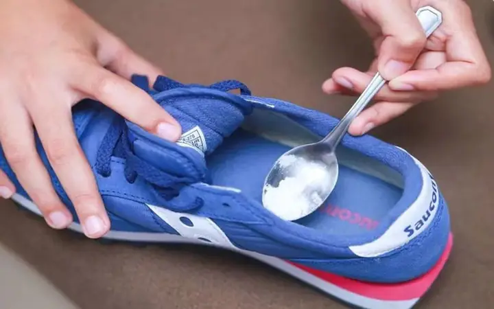 Cách Khử Mùi Hôi Giày Bằng Baking Soda Hiệu Quả Tức Thì Cách Khử Mùi Hôi Giày Bằng Baking Soda Hiệu Quả Tức Thì