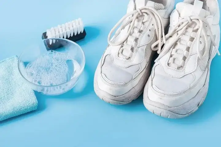 Cách Làm Sạch Giày Da Lộn Màu Trắng Hiệu Quả Tại Nhà Như Mới Cách Làm Sạch Giày Da Lộn Màu Trắng Hiệu Quả Tại Nhà Như Mới