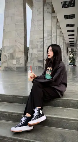 Gợi Ý 20+ Cách Mix Đồ Với Giày Converse Đen Nữ Sành Điệu Cho Mọi Dịp