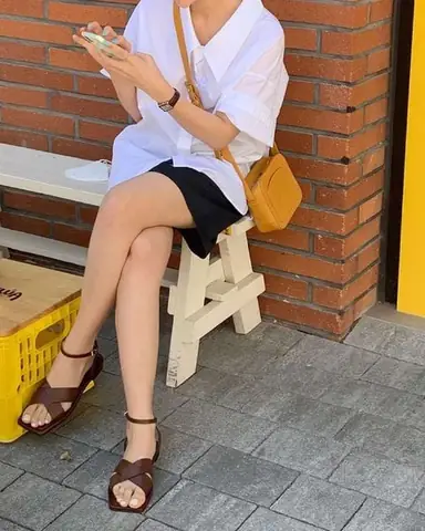 20+ Cách Phối Đồ Với Giày Sandal Đế Bệt Sành Điệu Cho Nàng