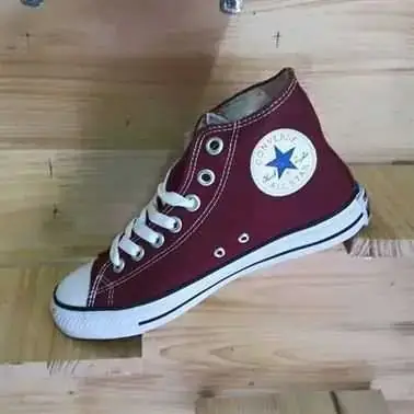 Chọn Giày Converse Nữ Cổ Cao Màu Đỏ Đô: Hướng Dẫn Chi Tiết & Phối Đồ Chất Chọn Giày Converse Nữ Cổ Cao Màu Đỏ Đô: Hướng Dẫn Chi Tiết & Phối Đồ Chất