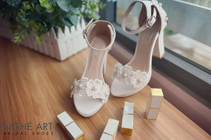 Giày Cao Gót Trắng Cho Cô Dâu: Chọn Kiểu Dáng & Nâng Tầm Vẻ Ngoài Ngày Cưới