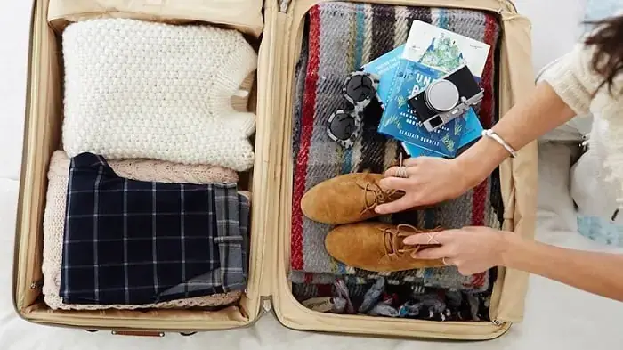 Giày Dép Có Được Mang Lên Máy Bay Không? Quy Định & Lưu Ý Cần Biết Giày Dép Có Được Mang Lên Máy Bay Không? Quy Định & Lưu Ý Cần Biết