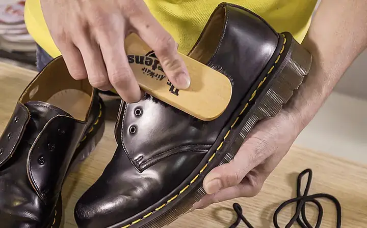 Hướng Dẫn Vệ Sinh Giày Dr. Martens Bị Cáu Bẩn Hiệu Quả Tại Nhà