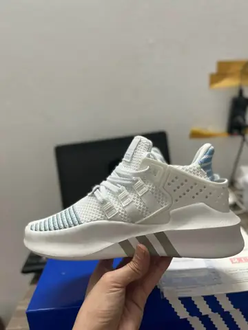 Giày Eqt Bask Adv Trắng Xanh: Cách Phối Đồ Chuẩn Trend & Địa Điểm Mua Uy Tín Giày Eqt Bask Adv Trắng Xanh: Cách Phối Đồ Chuẩn Trend & Địa Điểm Mua Uy Tín