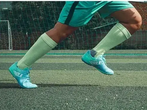 Giày Futsal Đá Sân Cỏ Nhân Tạo: Có Nên Hay Không? Phân Tích Chi Tiết