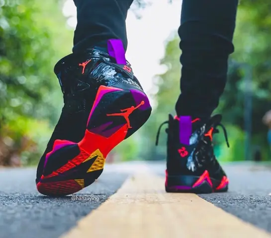 Giày Jordan 7 Đen Đỏ Tím On Feet: Đánh Giá, Phối Đồ & Địa Chỉ Mua Giày Jordan 7 Đen Đỏ Tím On Feet: Đánh Giá, Phối Đồ & Địa Chỉ Mua