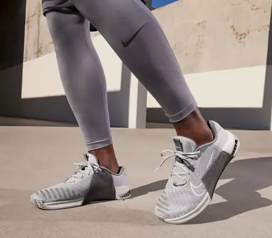 Giày Tập Gym Kết Hợp Thời Trang: Chọn A Nào Phù Hợp & Bền Đẹp?
