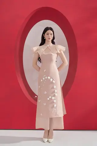 Giày Mang Với Đầm Cổ Trang Truyền Thống: Phối Đồ Chuẩn Phong Cách Thanh Lịch Giày Mang Với Đầm Cổ Trang Truyền Thống: Phối Đồ Chuẩn Phong Cách Thanh Lịch