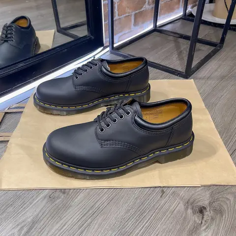 Giày Dr. Martens Nam: Đế Chống Dầu Và Đặc Điểm Nổi Bật 2024 Giày Dr. Martens Nam: Đế Chống Dầu Và Đặc Điểm Nổi Bật 2024