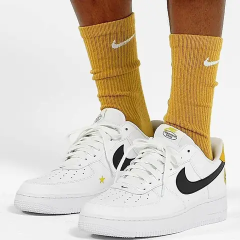 Giày Nike Hoa Cúc Chính Hãng Giá Bao Nhiêu? Cập Nhật Mới Nhất 2024