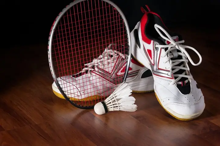 Giày Tennis Đánh Cầu Lông Được Không? So Sánh & Rủi Ro Cần Biết Giày Tennis Đánh Cầu Lông Được Không? So Sánh & Rủi Ro Cần Biết