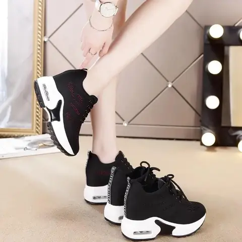 Giày Thể Thao Độn Đế Nữ Màu Đen: Xu Hướng & Kinh Nghiệm Chọn Mua Giày Thể Thao Độn Đế Nữ Màu Đen: Xu Hướng & Kinh Nghiệm Chọn Mua