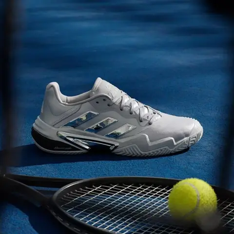 So Sánh Các Loại Giày Adidas Tennis: Tìm Hiểu Từ Barricade Đến Dòng Khác So Sánh Các Loại Giày Adidas Tennis: Tìm Hiểu Từ Barricade Đến Dòng Khác