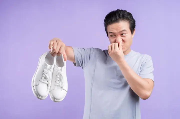 Hướng Dẫn Cách Khử Mùi Hôi Giày Hiệu Quả Tại Nhà, Nhanh Chóng Và Đơn Giản Hướng Dẫn Cách Khử Mùi Hôi Giày Hiệu Quả Tại Nhà, Nhanh Chóng Và Đơn Giản