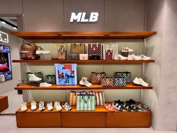 Top 10+ Shop Giày Uy Tín Nhất Hà Nội: Mua Giày Auth, Sneaker, Giày Da Chuẩn Chất Lượng